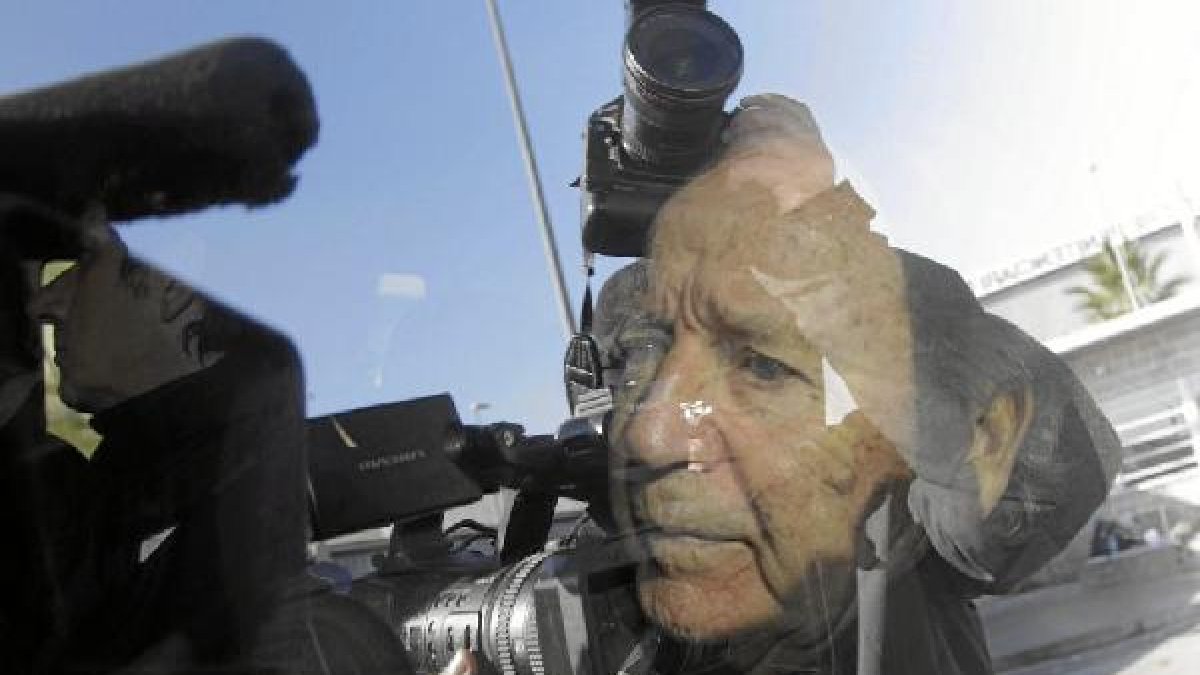 Josep Lluís Núñez y su hijo salen de la cárcel para pasar la Navidad en casa.