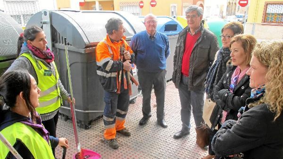 Las delegadas del Gobierno y de Empleo de la Junta de Andalucía visitan a jóvenes contratados con el