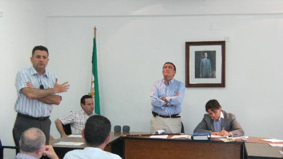 El portavoz del PSOE (izqu.) y el alcalde (derecha) en un pleno en Partaloa