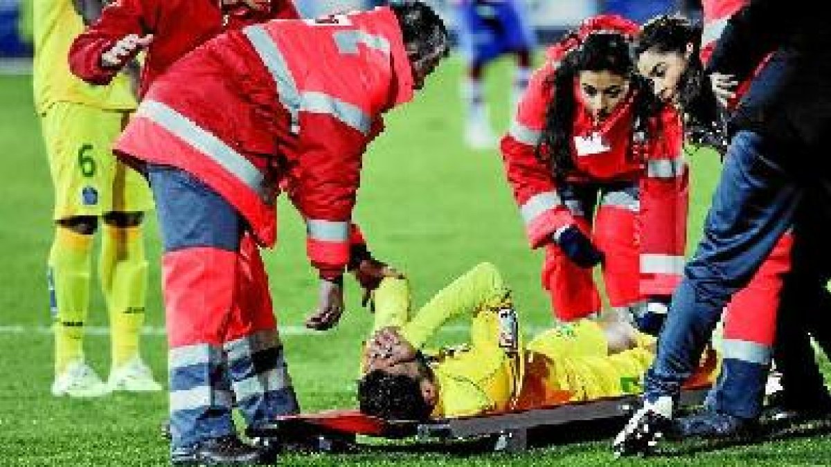 Lafita se duele tras lesionarse en Los Cármenes.