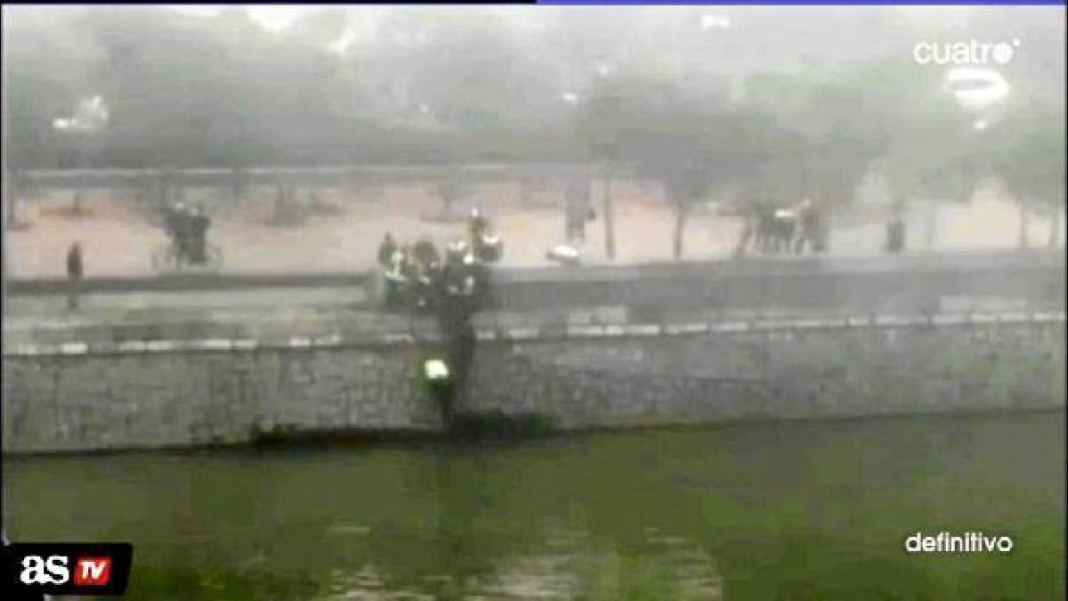 Captura del video de AStv. La Policía rescata al ultra del Deportivo del Manzanares.