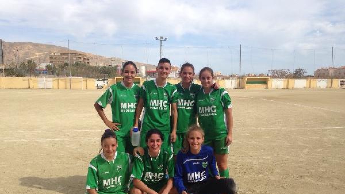 Las futbolistas de la ADP El Parador forman un equipo compacto y unido.