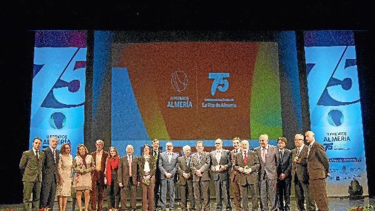 Foto de familia al finalizar el acto.