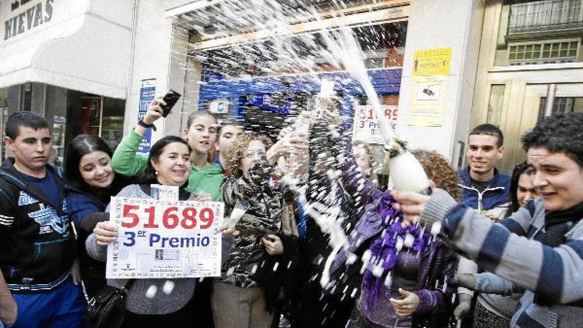 La imagen de la felicidad se pudo ver el año pasado en Adra, donde el tercer premio de la Lotería de