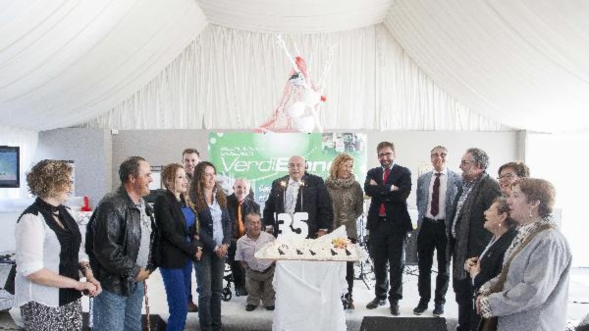 Celebración del 35 aniversario de la asociación con una gran tarta.
