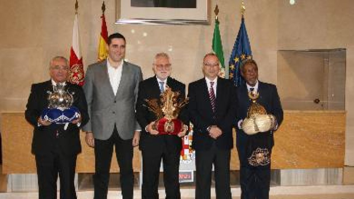 Acto de entrega de las credenciales y las coronas reales a los nuevos emisarios de SS. MM. Los Reyes