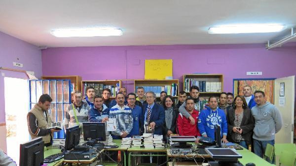 Entrega de los cien ejemplares al centro penitenciario.