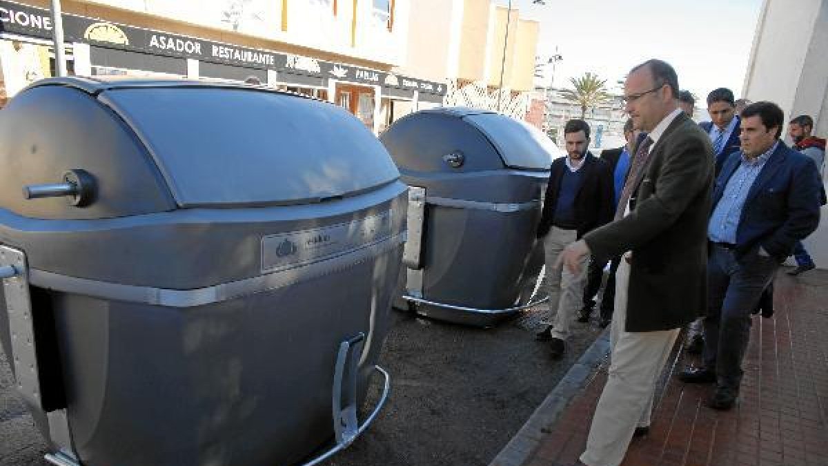 Presentación de los nuevos contenedores en Cabo de Gata