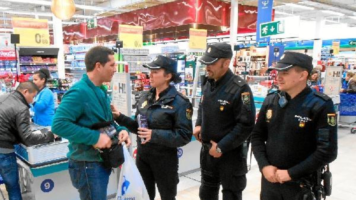 agentes de la Policía Nacional aconsejan a ciudadanos sobre medidas básicas de seguridad, en el cent