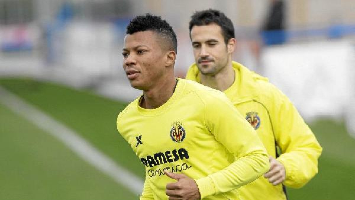 El delantero nigeriano seguirá haciendo goles para los amarillos.