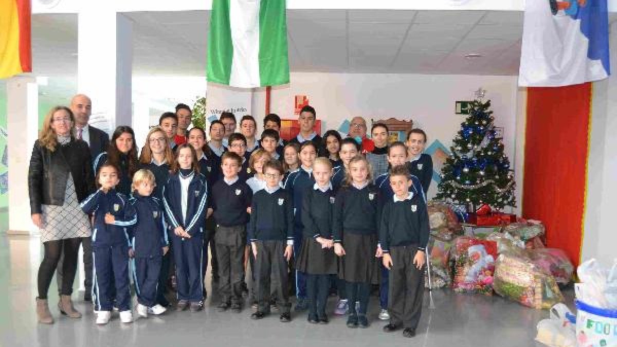 El director del centro, Neil Morris, junto a las profesoras, miembros del School Council y voluntari
