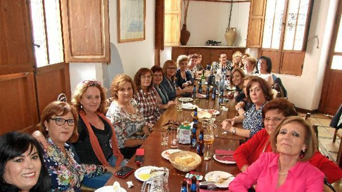 Alumnas, internas, del Colegio Profesional María Inmaculada, promoción 1975 se reúnen por primera ve