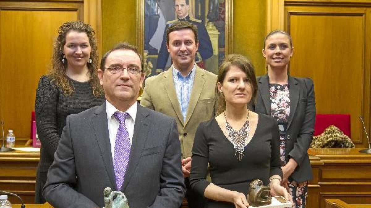 Foto de familia de los dos ensayistas premiados, el vicepresidente de Diputación y dos diputadas pro