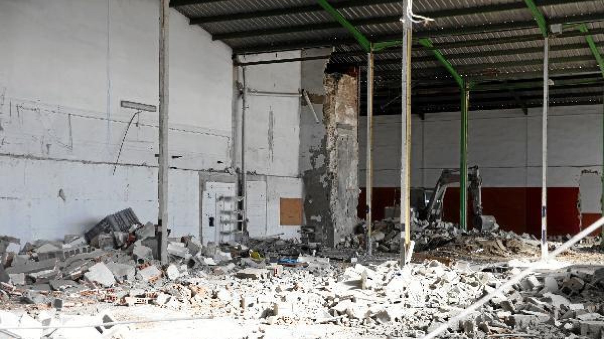 Obras de demolición en el interior de una de las naves de Pescadería