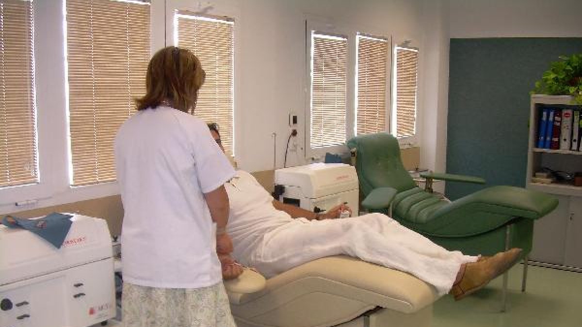 Un donante de sangre, atendido en el Centro de Transfusión.