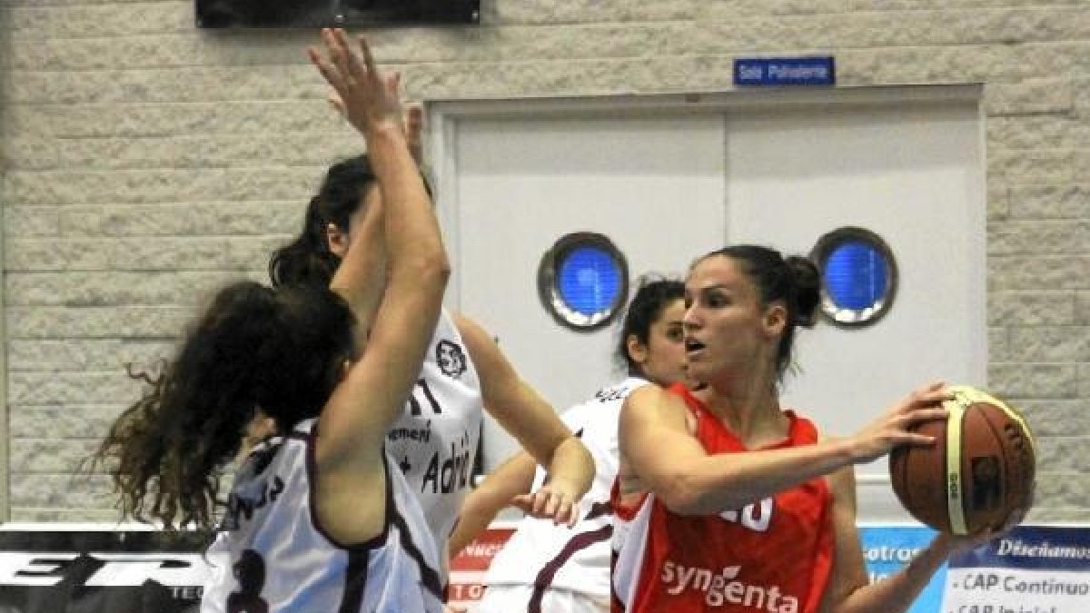 Sandra Molero disputando un balón en el choque del pasado sábado.