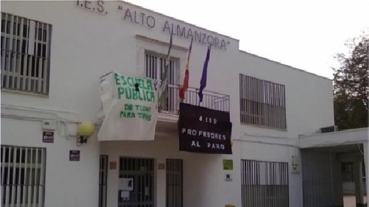 AMPA y alumnos del Alto Almanzora protestan por el horario del bus escolar.