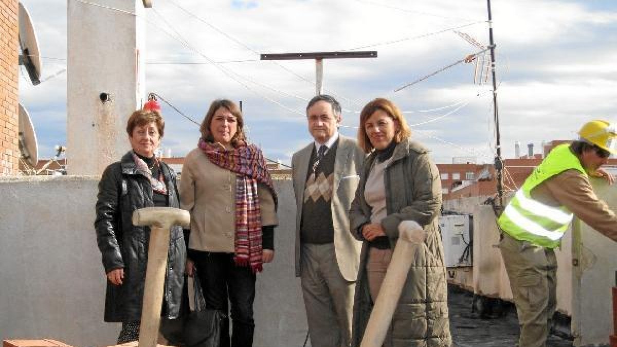 Elena Cortés en su visita ayer a las obras de la Calle Santiago