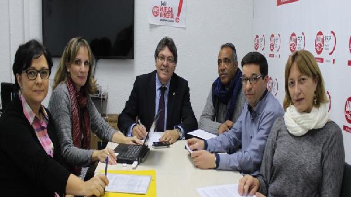 Reunión entre los representantes sindicales del personal del Ayuntamiento y el alcalde, Rogelio Mena
