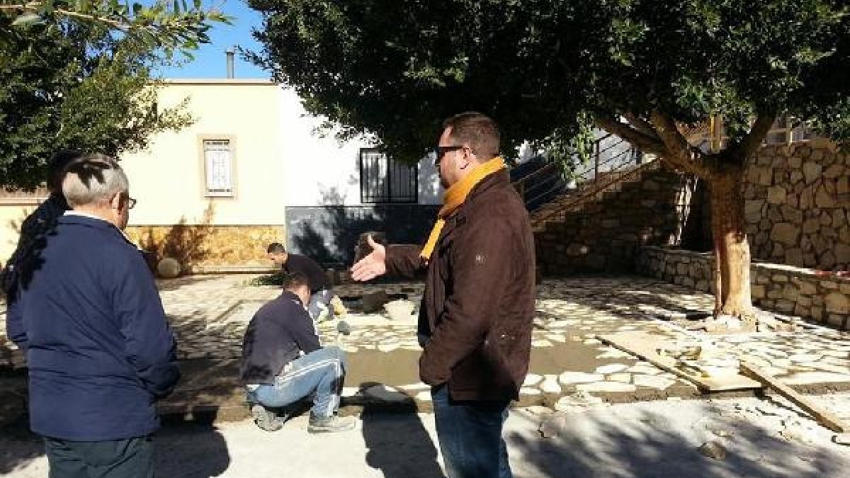 Actuación en La Viña bajo la supervisión del alcalde