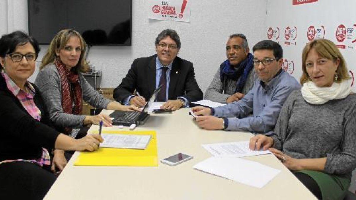 Reunión entre los representantes de los trabajadores y el equipo de Gobierno.