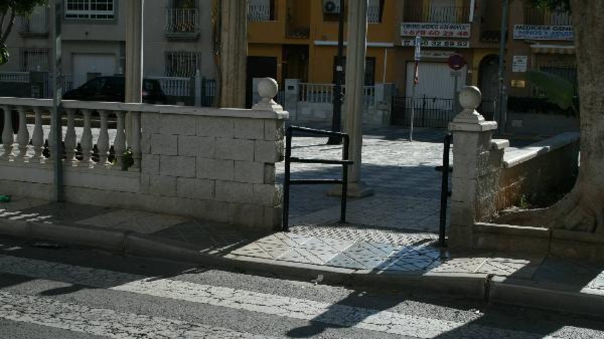 El Paseo de los Baños, con una rampa a la que, sin embargo, no se puede acceder.