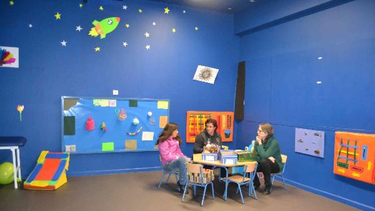 Alicia Camacho, Modesta Rodríguez y Auxi Becerra trabajan en el nuevo aula.