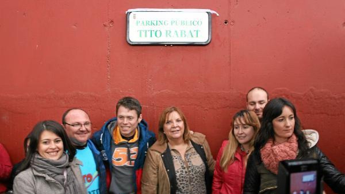 El piloto, la alcaldesa y su placa