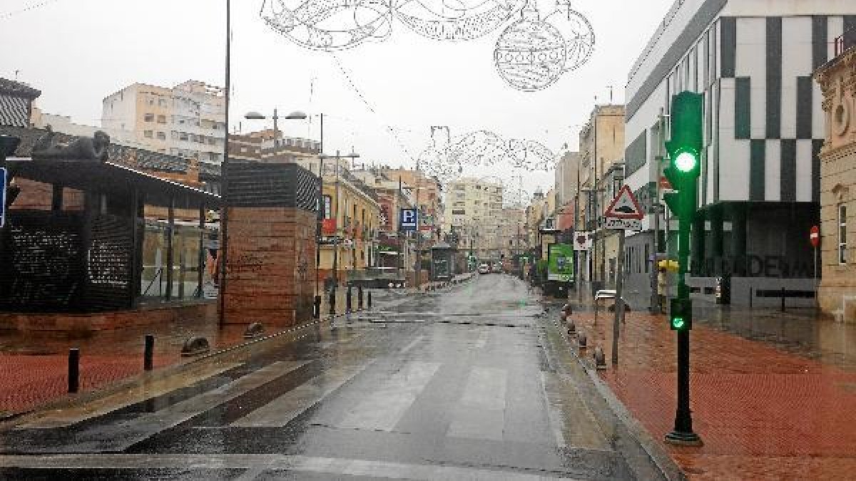 La ciudad de Almería pareció estar dormida durante toda la mañana de ayer. En la foto, la calle Obis