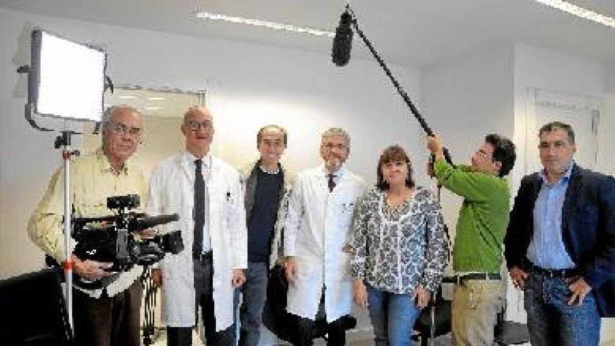 Los doctores, con el equipo de Informe Semanal y Óscar Martínez, gerente de la Fundación Amical.