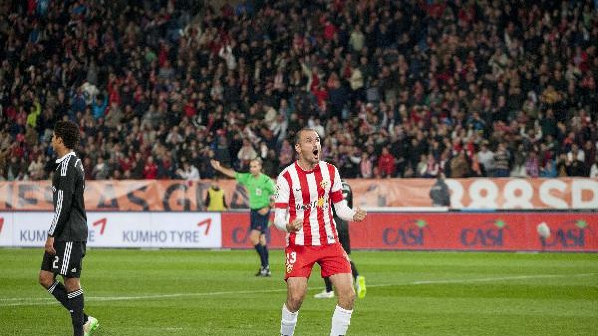 Soriano celebrando el gol de Verza contra el Madrid.