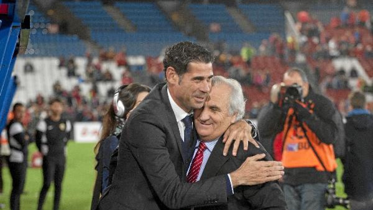 Alfonso García con fernando Hierro antes del Almería-Real Madrid.