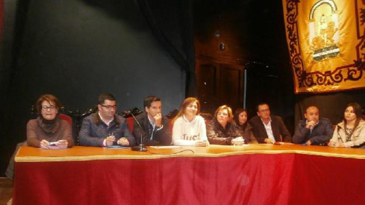 Fotografía de archivo de un Pleno con la candidata en 2011 y el actual portavoz, primera y segundo p