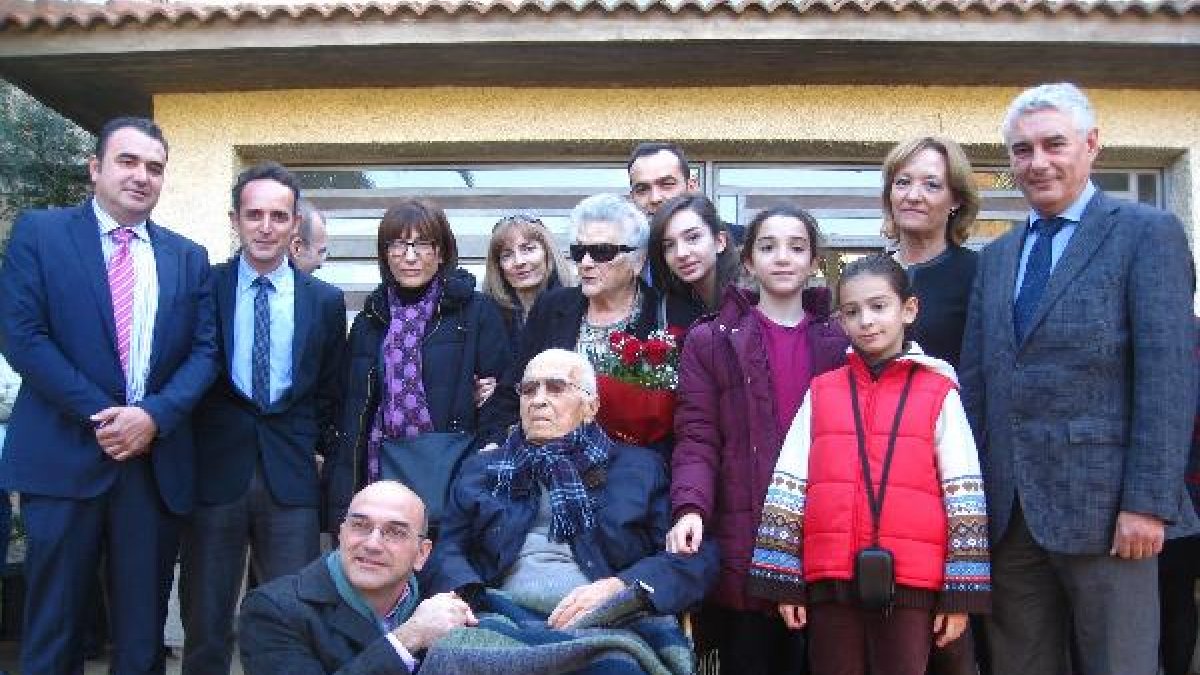 Ricardo Rueda, en el centro, junto con su familia y otras autoridades.