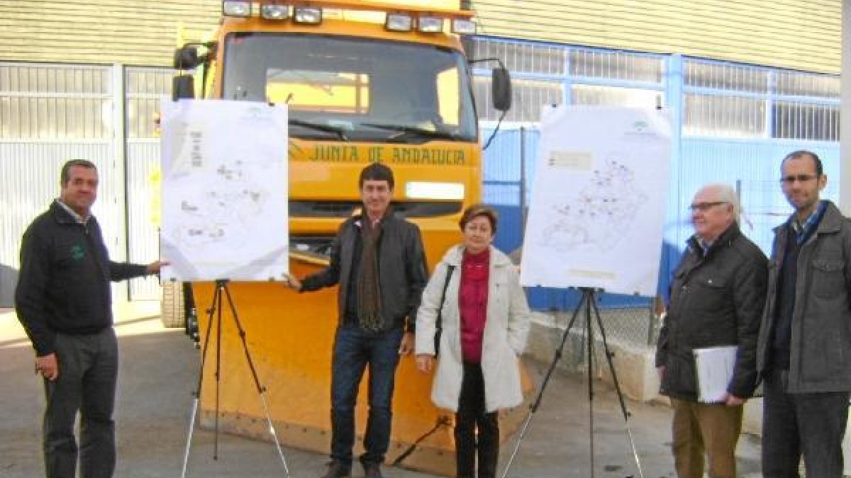 Caparrós junto a técnicos del centro de conservación integral de Huércal-Overa.