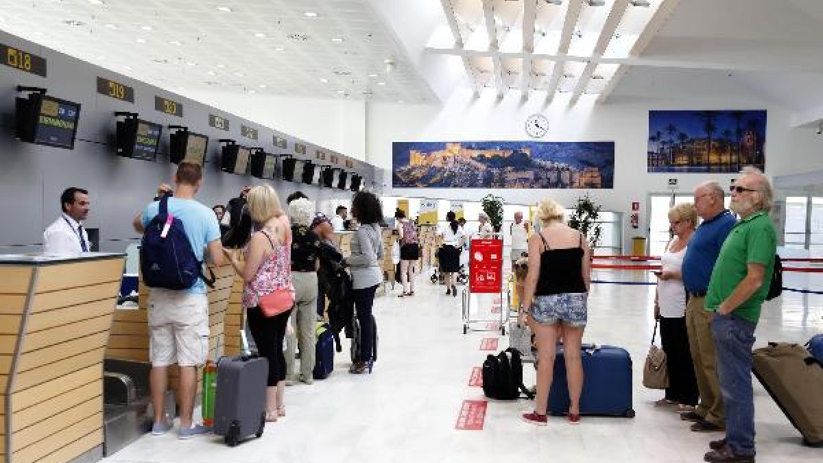Pasajeros en los mostradores del aeropuerto