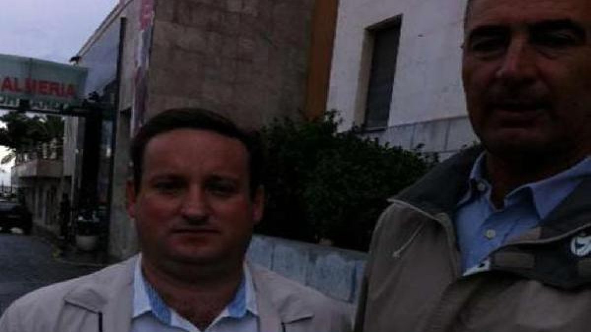 El portavoz del PA, Alejandro López (izquierda).