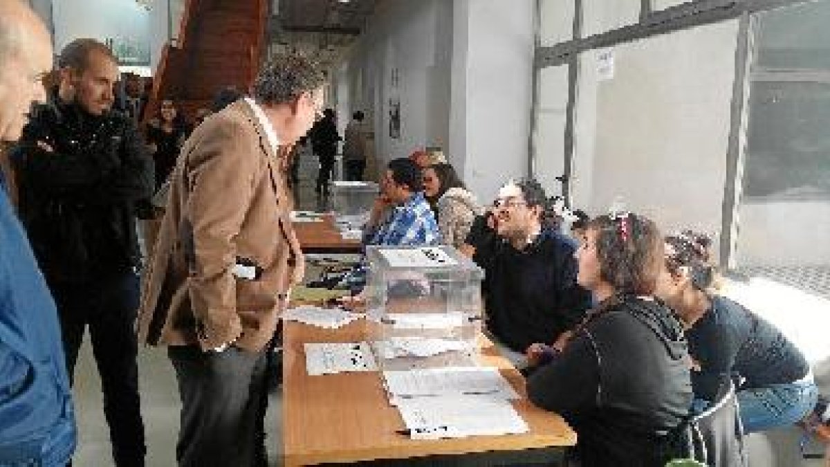 Javier de las Nieves observan en el Aulario IV el ambiente de las votaciones.