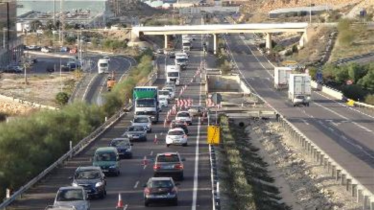 Se habilitó un carril alternativo que provocó grandes retenciones.