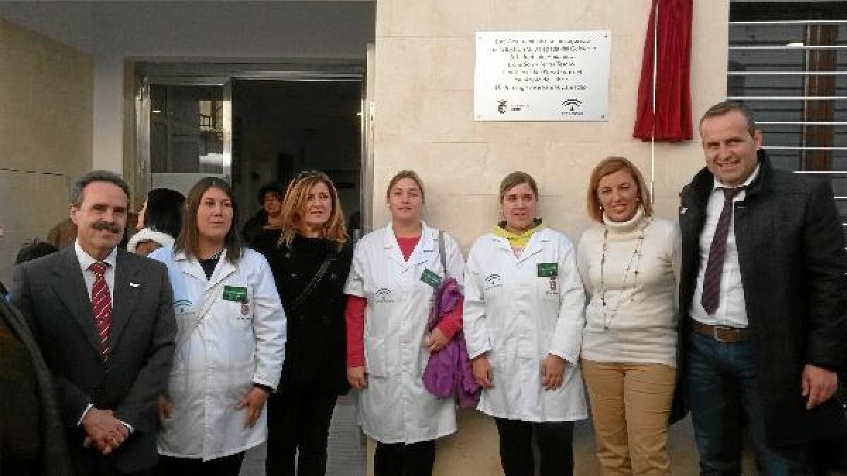 Jóvenes del plan de empleo con la delegada, el alcalde y el delegado de Igualdad.