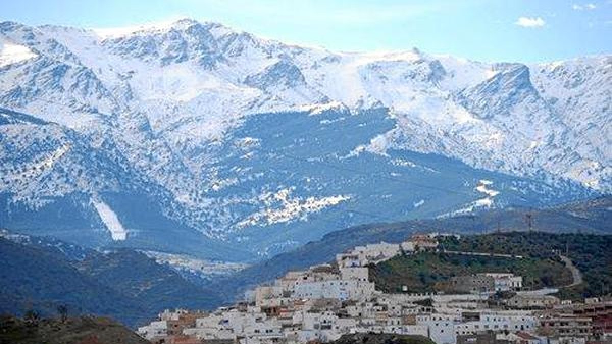 El pueblo de Abla, con las cumbres de Sierra Nevada a su espalda.