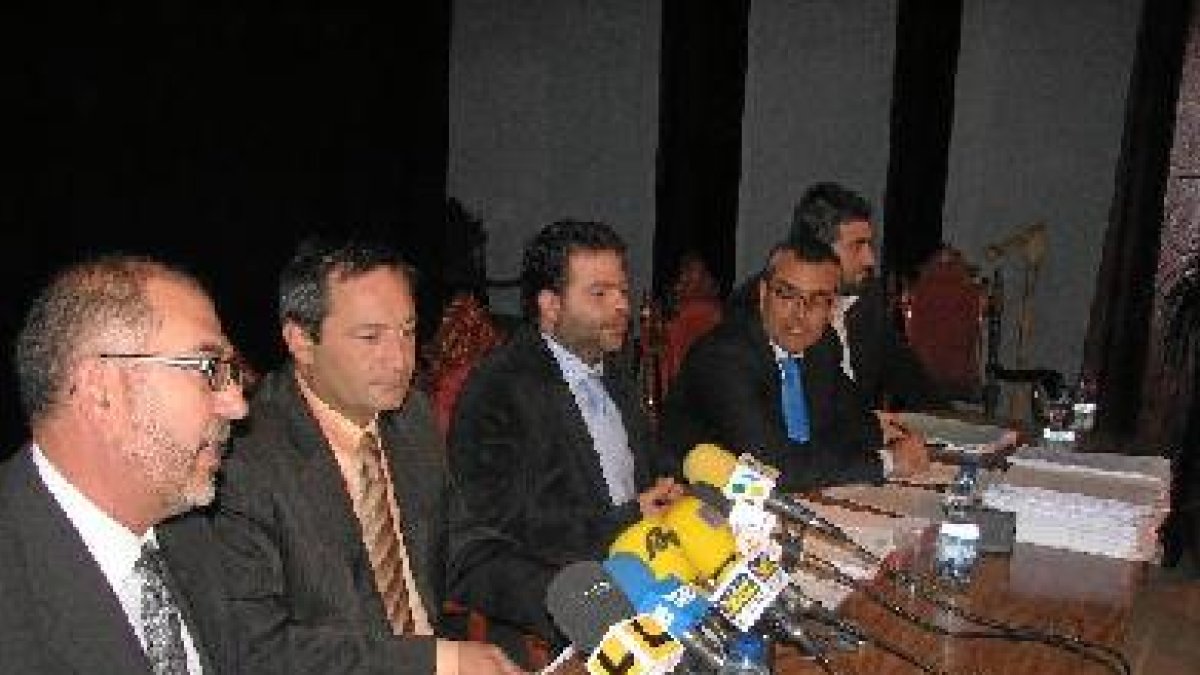Trabalón y Tijeras con el equipo jurídico cuando se destapó la Operación Costurero.