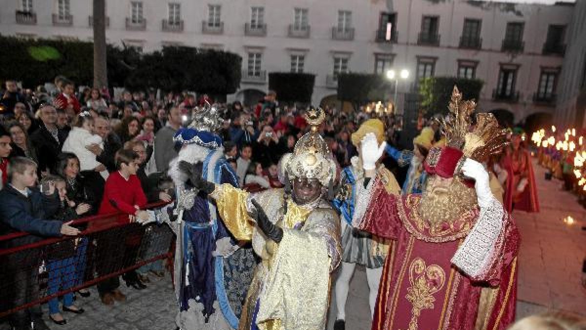 Los Reyes Mago a su paso por la Plaza de la Constitución.