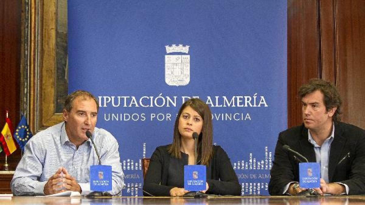 La diputada, Ángeles Martínez, con Antonio Jesús Casimiro Tato y Juanjo Salvador.