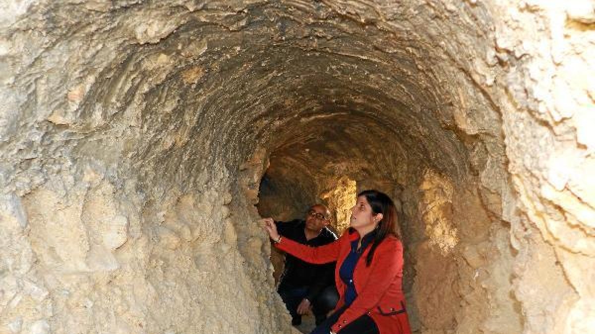 El alcalde y la concejal en una de las travesías que unen las trincheras.