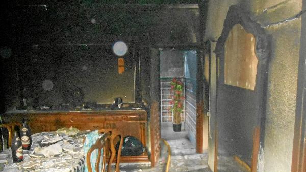 Estado en el que quedó una de las habitaciones afectadas por el fuego.