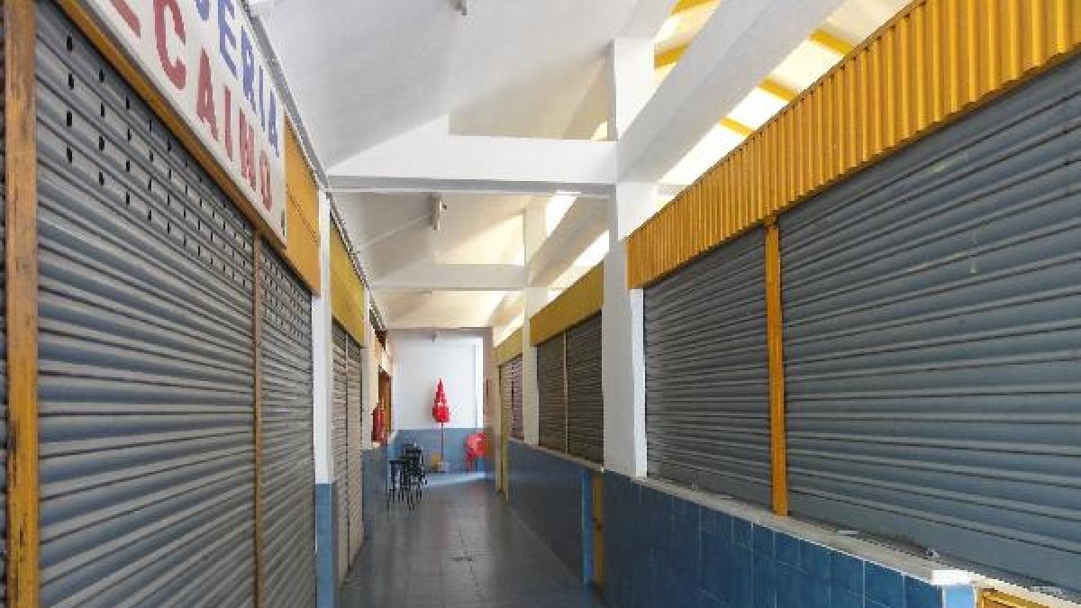 El mercado se encuentra prácticamente vacío a diario y sólo tres puestos mantienen abiertas sus puer