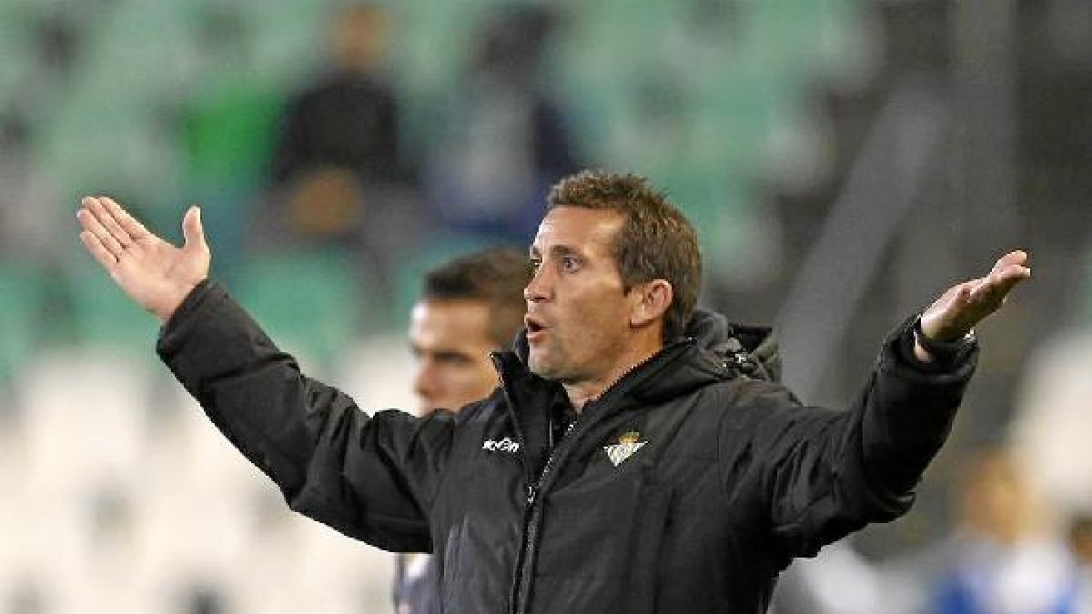 Juan Metino sigue contando para los dirigentes béticos.