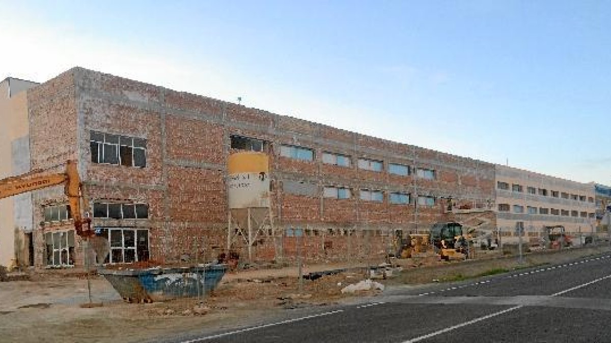 Las máquinas han empezado ya a trabajar en la fachada del antiguo almacén de Marín Rosa