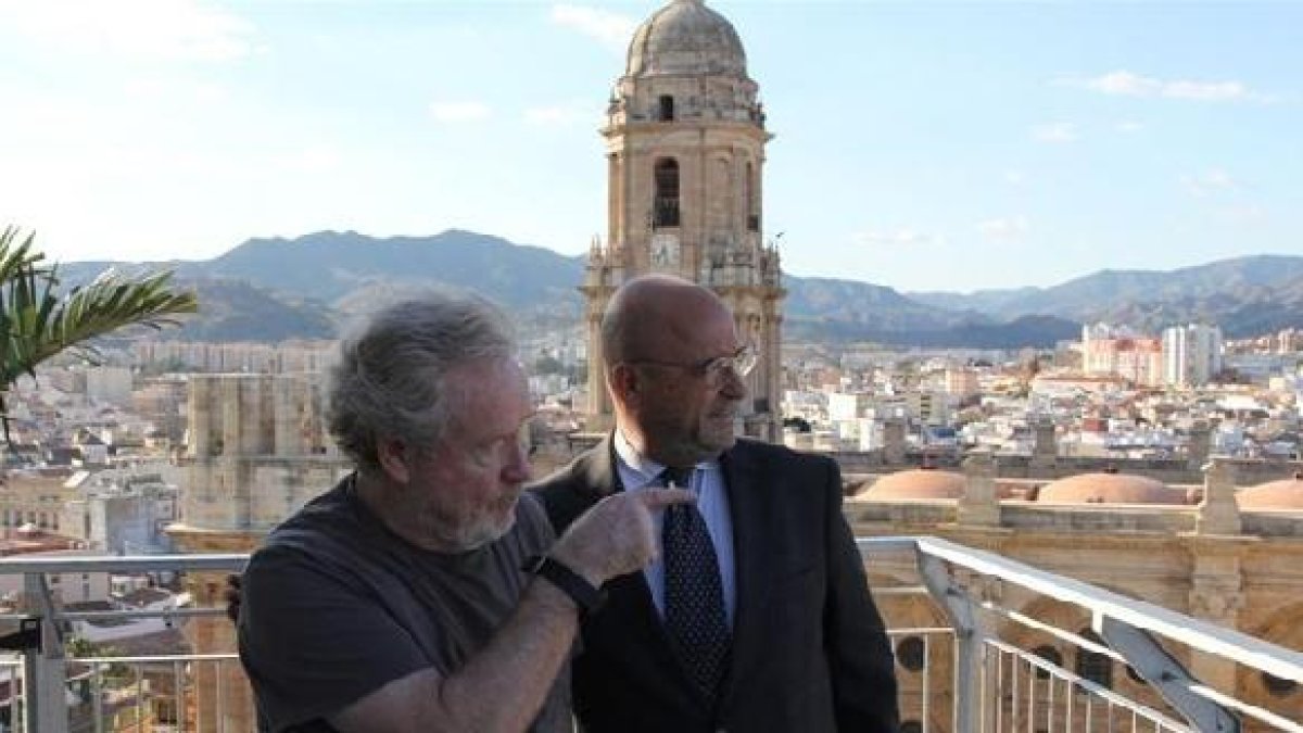 Carlos Rosado, responsable de la Film Commission y el director de cine Scot.